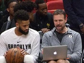 Aktueller Job: Brooklyns Co-Trainer Chris Fleming (rechts) gibt Nets-Guard Allen Crabbe w&auml;hrend des Spiels Informationen.  Foto: Dirk Sing