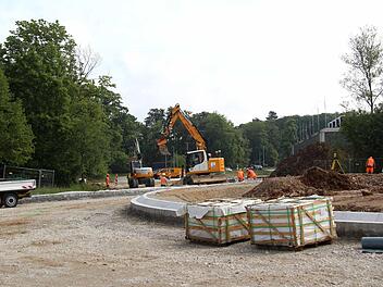 Die Strukturen des neuen Kreisverkehrs werden sind erkennbar. Um den Kreisverkehr wird ein Fußweg gebaut.Sänger