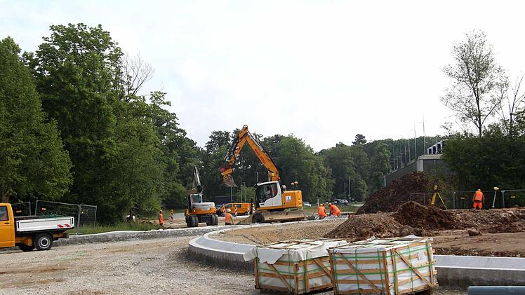 Die Strukturen des neuen Kreisverkehrs werden sind erkennbar. Um den Kreisverkehr wird ein Fußweg gebaut.Sänger