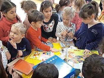 Die Kinder des Carl-Zeitler-Kindergartens packen die gespendeten Spiele gleich aus.  Foto: privat
