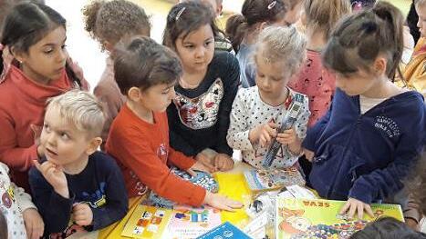Die Kinder des Carl-Zeitler-Kindergartens packen die gespendeten Spiele gleich aus.  Foto: privat