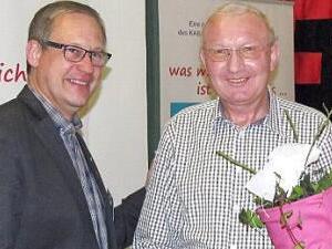 KAB-Bundesvorsitzender Andreas Luttmer-Bensmann (links) gratuliert Georg Barnickel zu seiner Auszeichnung mit der roten KAB-Ehrennadel. Foto: privat