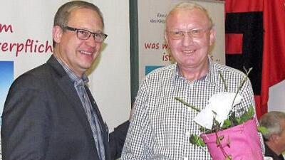 KAB-Bundesvorsitzender Andreas Luttmer-Bensmann (links) gratuliert Georg Barnickel zu seiner Auszeichnung mit der roten KAB-Ehrennadel. Foto: privat