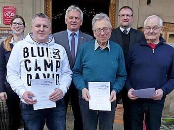 Ehrungen bei der Wasserwacht Trebgast; im Bild (vorne, von links) Ingo Drobny, Rudolf Eisenschink und Helmut Küfner sowie (dahinter, von links) Vorsitzende Nadine Kolb, Bürgermeister Werner Diersch und Lutz Striewski Foto: Dieter Hübner