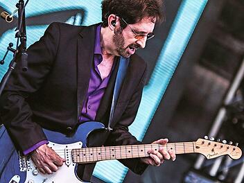 Cliff Stevens sieht seinem Idol Eric Clapton, dessen Songs er perfekt interpretiert, verblüffend ähnlich.  Foto: privat