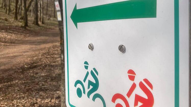 Alt neben neu: Im Landkreis Bad Kissingen sind die neuen Mountainbikestrecken signalrot markiert. Fünf Strecken sollen zunächst eröffnet werden. Weitere sollen folgen. Foto: Johannes Schlereth