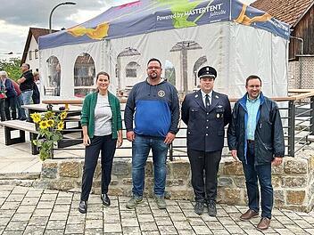 Der Platz am L&ouml;schwasserbeh&auml;lter in der Ortsmitte bleibt ein Treffpunkt. Bei der offiziellen &Uuml;bergabe sind dabei (v.&nbsp;l.): Christiane Meyer (B&uuml;rgermeisterin), Jan K&uuml;gel (Ortssprecher), Andreas Schriefer (Kommandant Feuerwehr Neuses-Poxstall) und Ra...