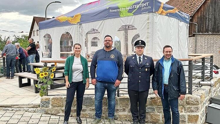 Der Platz am L&ouml;schwasserbeh&auml;lter in der Ortsmitte bleibt ein Treffpunkt. Bei der offiziellen &Uuml;bergabe sind dabei (v.&nbsp;l.): Christiane Meyer (B&uuml;rgermeisterin), Jan K&uuml;gel (Ortssprecher), Andreas Schriefer (Kommandant Feuerwehr Neuses-Poxstall) und Ra...