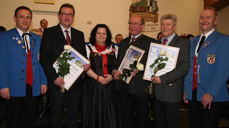 Gleich drei Ehrenmitglieder ernannten die Kasendorfer beim Konzert: Reiner Bütterich, der den Fan-Club leitet, Heinz Eschenbacher, der den Musikverein immer hervorragend unterstützt hat und Hans-Dieter Groppweis, der nicht nur bei Bautätigkeiten immer ein offenes Ohr für den Verein hat. Der Vorsitzender Winfried Gräf (links) und die beiden Stellvertreter Martina Hollweg (Mitte) und Joachim Heller überreichten die Ehrenurkunden.