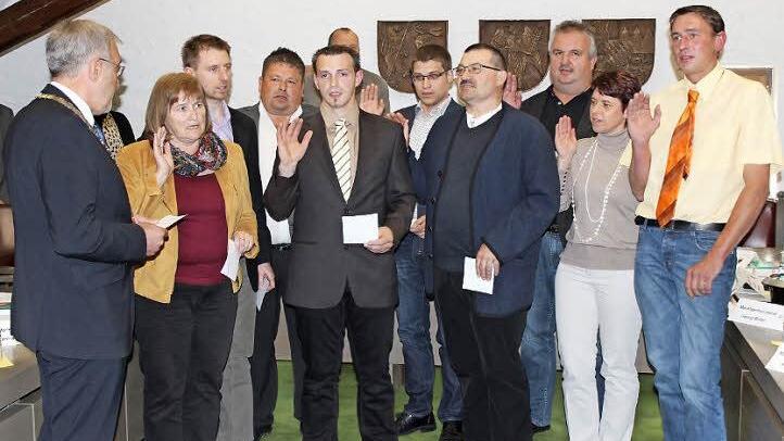 Bürgermeister Helmut Krämer (l.) vereidigt die neuen Markträte.  Foto: fra-press