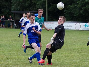 SG Friesen - SG Mitwitz: Mit einem glücklichen Heber überwindet der Mitwitzer Jonas Betz den herausgelaufenen Torwart Nico Angles.  Foto: Heinrich Weiß