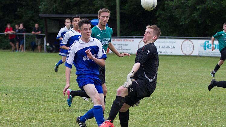 SG Friesen - SG Mitwitz: Mit einem glücklichen Heber überwindet der Mitwitzer Jonas Betz den herausgelaufenen Torwart Nico Angles.  Foto: Heinrich Weiß