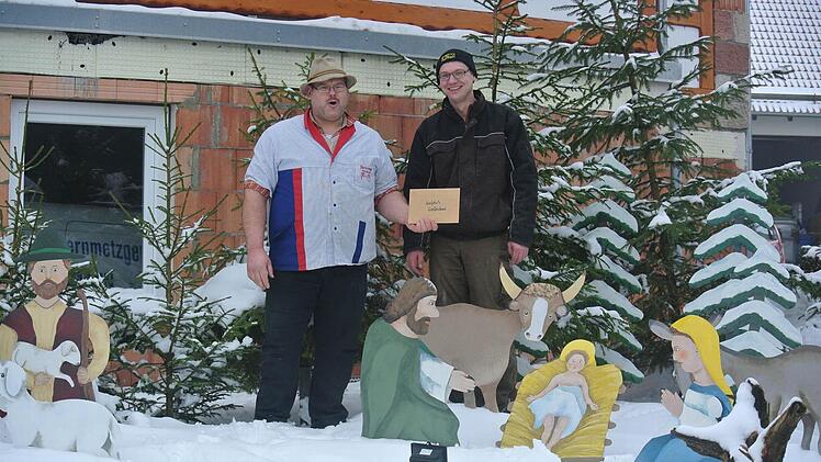 Karlheinz Schumann überreicht an Tobias Mangold die Spende für die Spielplatzinitiative. Foto: Karina Schumann