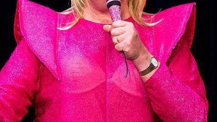 Arthur Dewitz als Helene Fischer Foto: Albert Höchstädter