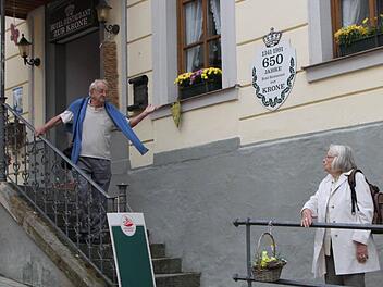 Oft dieselbe Szene: Ein Ehepaar aus dem Saarland sucht auf dem Marktplatz nach einem geöffneten Restaurant - vergeblich. Foto: Ulrike Müller