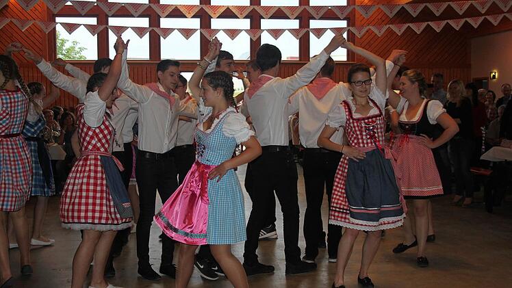 Für ihren Auftritt erhielt die Jugendtanzgruppe aus Neufang...