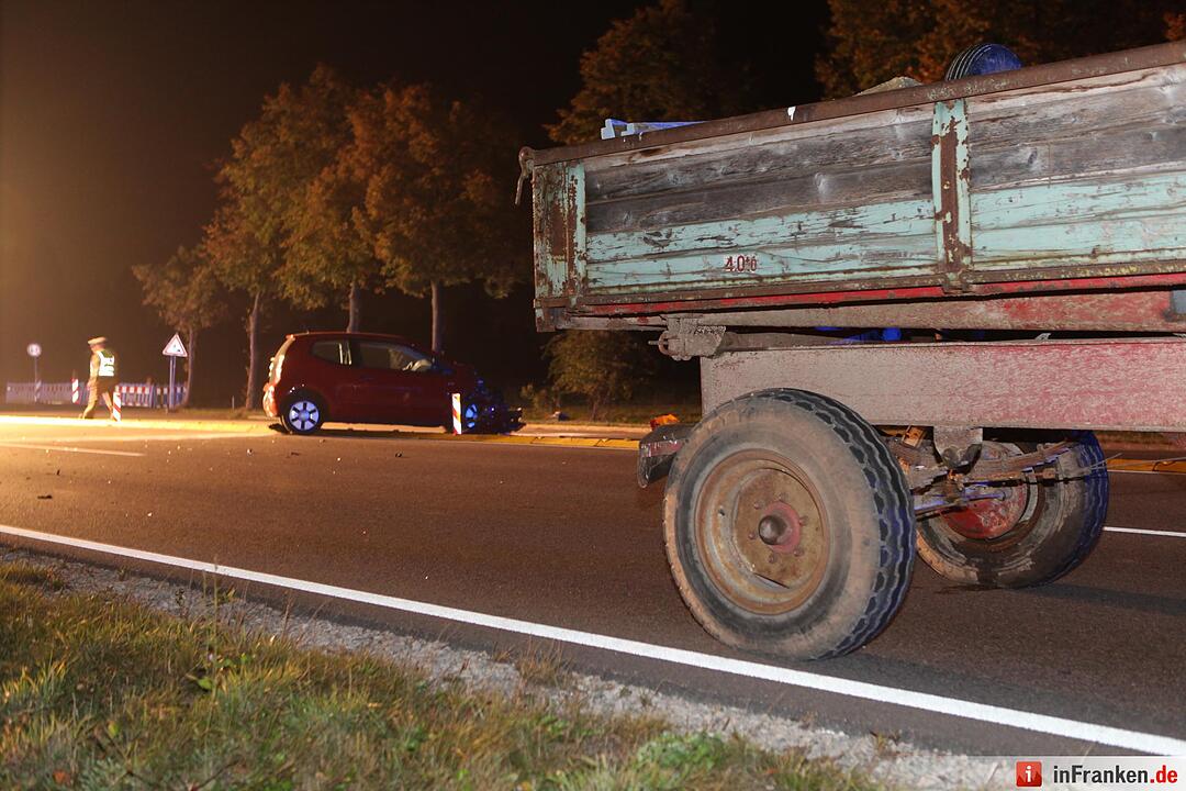Kleinwagen fährt ungebremst gegen Traktor