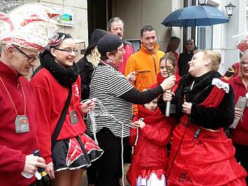 Für diesen Moment haben Aktive und Zuschauer trotz strömenden Regens lange ausgeharrt: Bad Brückenaus Bürgermeisterin Brigitte Meyerdierks übergibt den symbolischen Rathausschlüssel an die Faschingsprinzessin Katharina II. Foto: Rolf Pralle