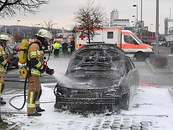Die Ursache für den Fahrzeugbrand auf dem Obi-Parkplatz in Bamberg ist vermutlich auf einen Defekt zurückzuführen.  Foto: Ronald Rinklef