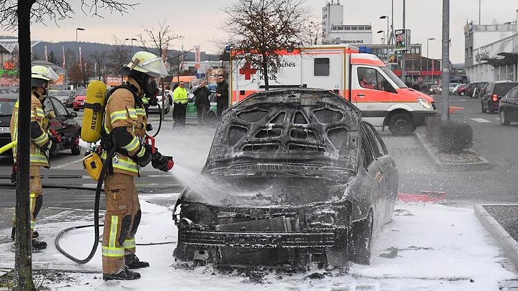 Die Ursache für den Fahrzeugbrand auf dem Obi-Parkplatz in Bamberg ist vermutlich auf einen Defekt zurückzuführen.  Foto: Ronald Rinklef