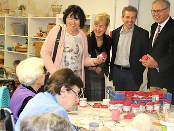 Spaß in der Töpfergruppe: Davon konnten sich Ute Salzner (v. l.), Beate Bednarzki, Jan Pyschny und Richard Bartsch überzeugen.  Fotos: Johanna Blum