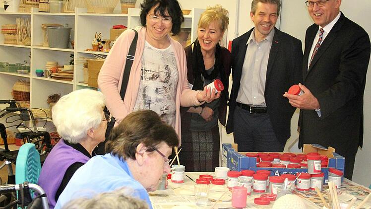 Spaß in der Töpfergruppe: Davon konnten sich Ute Salzner (v. l.), Beate Bednarzki, Jan Pyschny und Richard Bartsch überzeugen.  Fotos: Johanna Blum