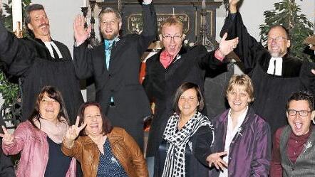 Silberne Konfirmation wurde in der Schwarzacher St.-Johannis-Kirche gefeiert. Foto: Martina Backer-Walther.