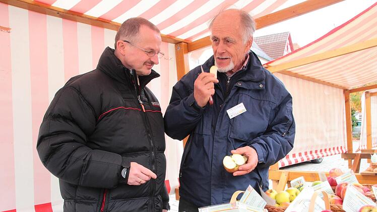 Harald Helmreich und  (r.) G&uuml;nter Grimm bestimmten Apfelsorten.