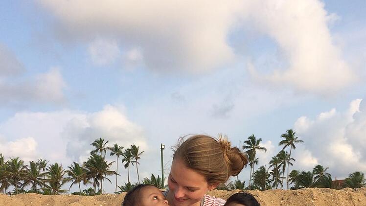 Cosima Göldner betreute schwerbhinderte Kinder in Sri Lanka - für die Kleinen war es der erste Ausflug an den Strand.privat
