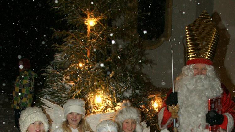 Gruppenbild mit Nikolaus beim Dorfadvent in Oberngrub.  Foto: Joseph Beck