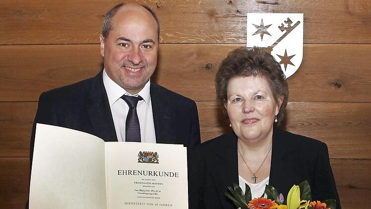 Johannes Krapp dankte Brigitte Pflaum für 40 Jahre im Dienst der Stadt. Foto: Evi Seeger