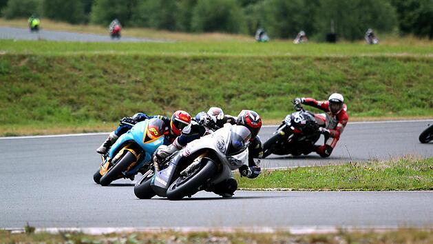 Martin Exner (vorne) auf seiner Triumph Daytona 675 am Schleizer Dreieck Foto: Bernd Gen&szlig;en