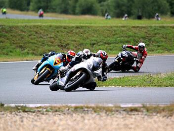 Martin Exner (vorne) auf seiner Triumph Daytona 675 am Schleizer Dreieck Foto: Bernd Genßen
