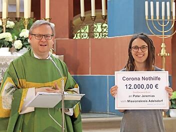 Pfarrer Thomas Ringer überreichte zusammen mit Julia Hitschfel, der Vorsitzenden des Missionskreises, eine Spende von inzwischen knapp 14 000 Euro per Videobotschaft an Pfarrer Jeremias.  Fotos: Johanna Blum
