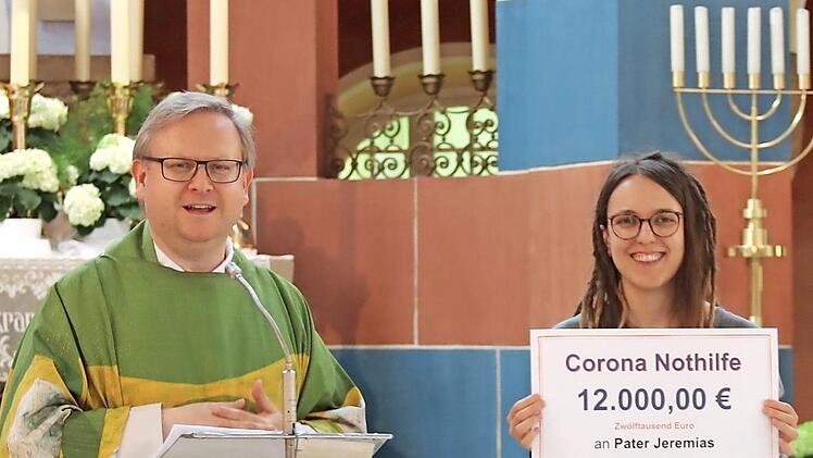 Pfarrer Thomas Ringer überreichte zusammen mit Julia Hitschfel, der Vorsitzenden des Missionskreises, eine Spende von inzwischen knapp 14 000 Euro per Videobotschaft an Pfarrer Jeremias.  Fotos: Johanna Blum