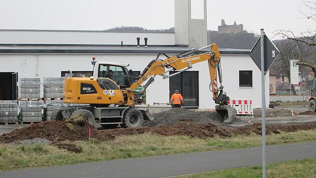 Der Feuerwehrhaus-Neubau geht auf die Zielgerade. Aktuell ist die Firma Ullrich mit den Arbeiten im Außenbereich tätig, die gegen Ende April durch Eigenleistung der Wehr ergänzt werden. Die Gesamtkosten sind nur minimal höher wie vorgesehen, so Architekt Alexander Albert.