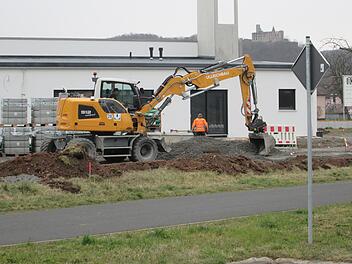Der Feuerwehrhaus-Neubau geht auf die Zielgerade. Aktuell ist die Firma Ullrich mit den Arbeiten im Außenbereich tätig, die gegen Ende April durch Eigenleistung der Wehr ergänzt werden. Die Gesamtkosten sind nur minimal höher wie vorgesehen, so Architekt Alexander Albert.