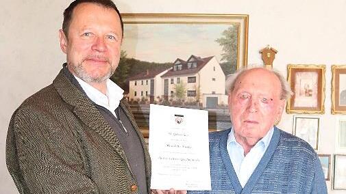 Otto Preller (rechts) mit Drittem B&uuml;rgermeister Ewald Rascher bei der Pr&auml;sent&uuml;bergabe