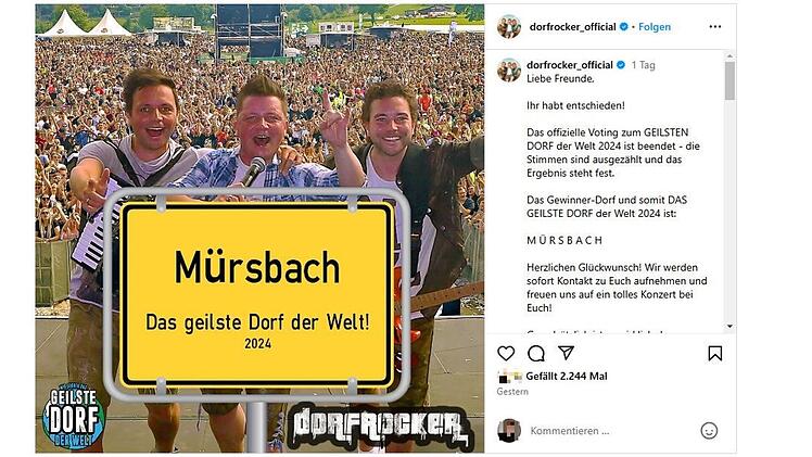 Drei Menschen stehen vor einer jubelnden Menge mit einem gelben Schild: "Mürsbach, Das geilste Dorf der Welt! 2024". Text daneben verkündet den Gewinn des Titels und ein geplantes Konzert.