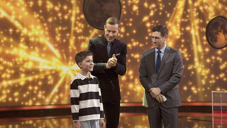 Auf Sebastian Jacoby wartet eine knifflige Herausforderung: Der Quizgott muss so viele Hauptst&auml;dte wie m&ouml;glich auf einem nahezu leeren Globus erkennen.