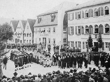 Das alte Bezirksamtsgebäude in Ebermannstadt (r.). Das Bild zeigt die 600-Jahrfeier der Stadterhebung  im Jahr 1923. Repro: Löwisch