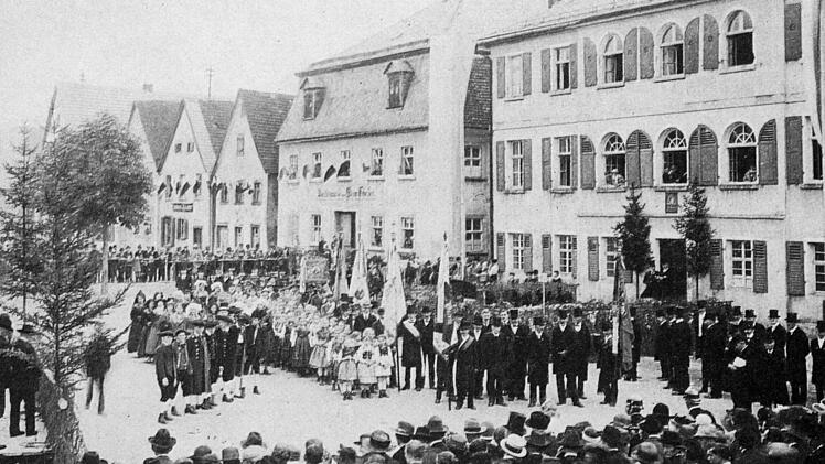Das alte Bezirksamtsgebäude in Ebermannstadt (r.). Das Bild zeigt die 600-Jahrfeier der Stadterhebung  im Jahr 1923. Repro: Löwisch