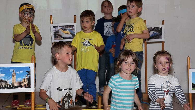 Viele waren gekommen, um das Spiel der Kinder zu sehen, bei dem diese die frühere Zeit und die Jetztzeit im Kindergarten miteinander verglichen.