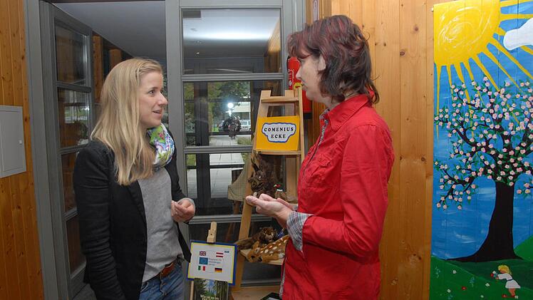 Eva Reitz aus Herzogenaurach (l.) spricht mit Andrea Gosch aus dem Wolfsberger Kindergarten, der bereits Erfahrung mit dem Thema Wald gesammelt hat.  Fotos: Bernhard Panzer