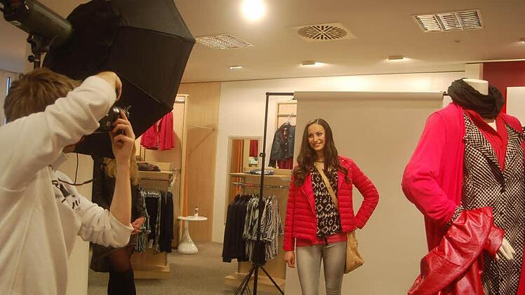 Pia Weber posiert im winterlichen Outfit vor der Kamera des Fotografen Christian Langer. Foto: Gabi Arnold