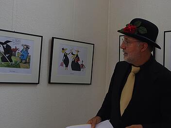 Die vielen Gäste hatten Spaß beim Betrachten der Karikaturen. Fotos: Heike Schülein