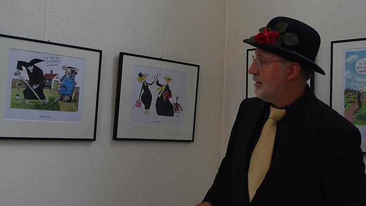 Die vielen Gäste hatten Spaß beim Betrachten der Karikaturen. Fotos: Heike Schülein