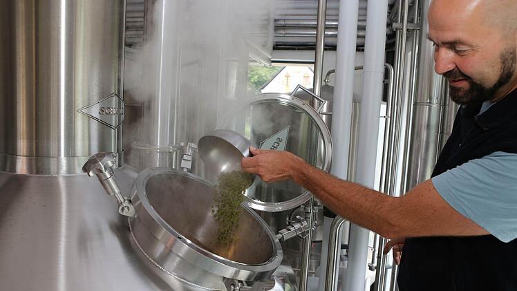 In der Sudpfanne erfolgt die Hopfenzugabe. Foto: Barbara Herbst