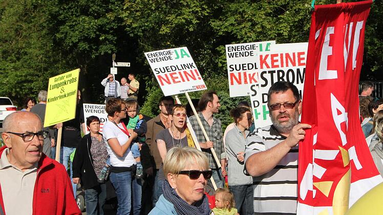 Bürger auf den Barrikaden: Im Juni demonstrierten etwa 250 Leute bei einer Info-Veranstaltung des Netzbetreibers Tennet. Foto: Ulrike Müller/Archiv