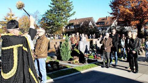 Kemmer segnete die Gläubigen und die Gräber ihrer Angehörigen.